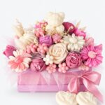 Flowerbox Medin zagrljaj – mirisne svijeće s medvjedićem u ružičastoj kutiji