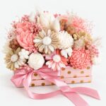 Flowerbox Pudrasti šarm – mirisne svijeće u ružičastoj kutiji sa zlatnim točkicama